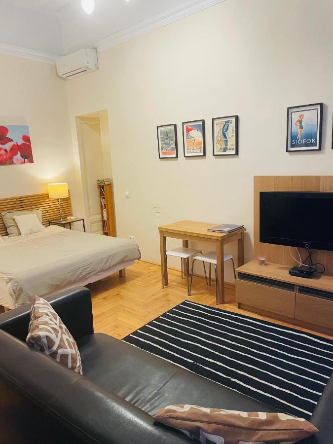 Studio B, Budapest